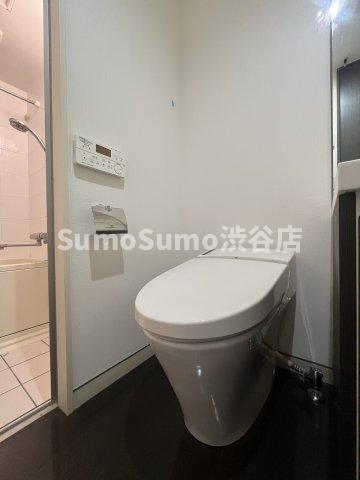 トイレ　落ち着いた色調のトイレです