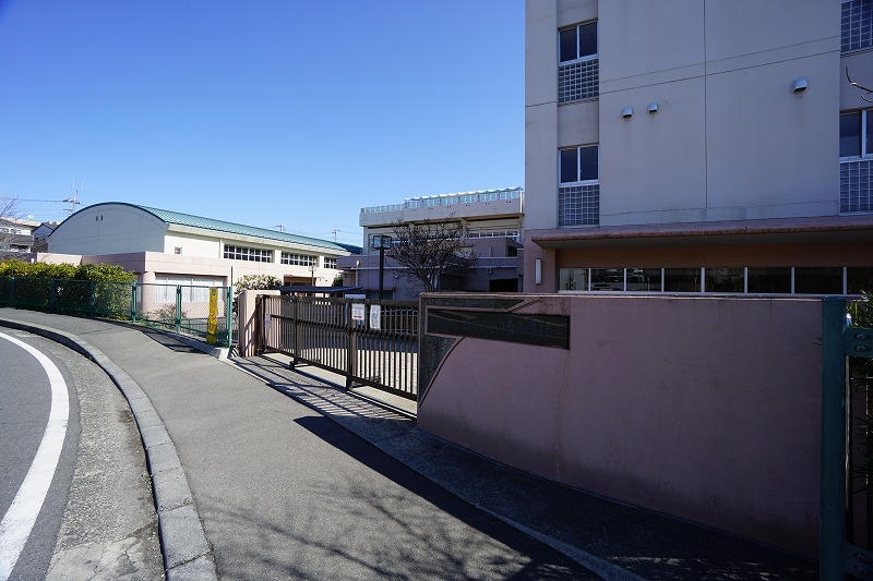 中学校　横浜市立緑が丘中学校（中学校）まで879m