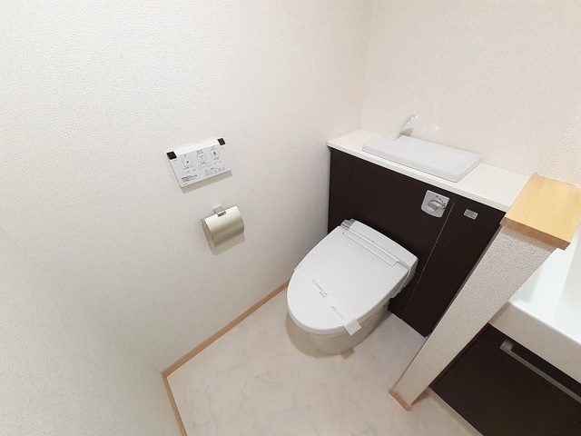 トイレ　落ち着いた色調のトイレです♪