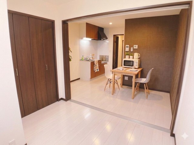 居室・リビング　扉をしめると１DKでも使用できます※家具家電はイメージです