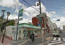 コンビニ　ファミリーマート成育五丁目店（コンビニ）まで180m