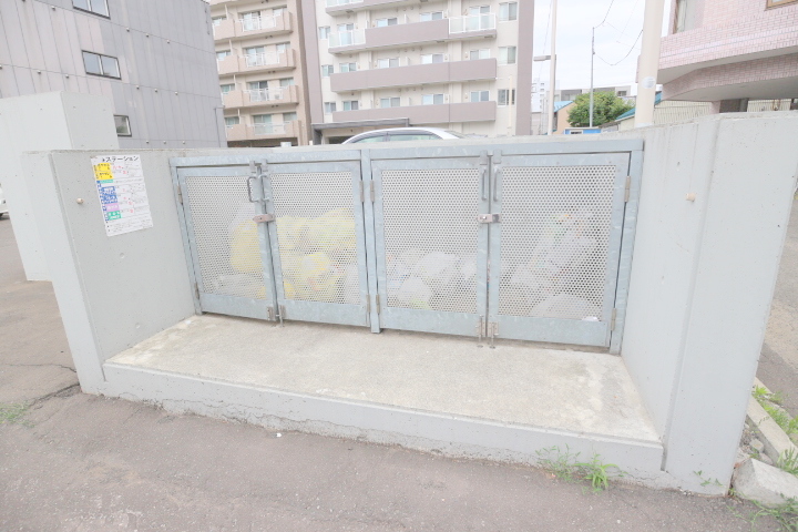 その他共有部分　忙しい朝に便利なダストボックス♪