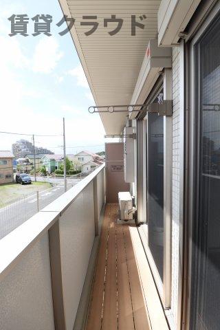 バルコニー　陽が出ている時間はポカポカ気持ちよく過ごせそうですね♪