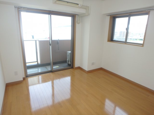 居室・リビング　他のお部屋の参考写真となります。※横の窓はございません。