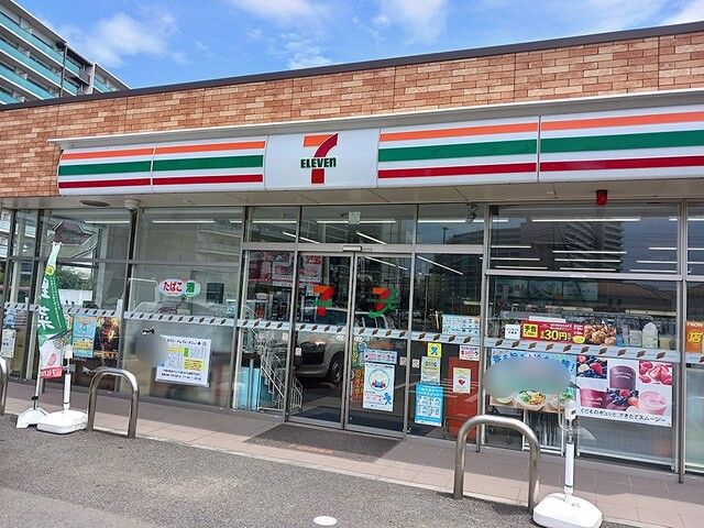コンビニ　セブンイレブン（コンビニ）まで856m