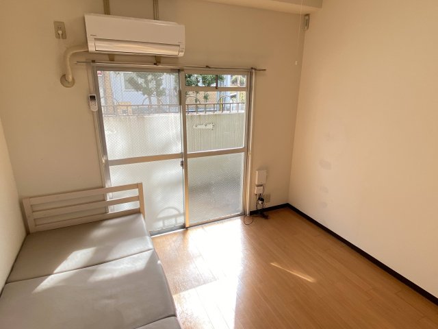 メゾン市川弐番館の居間写真