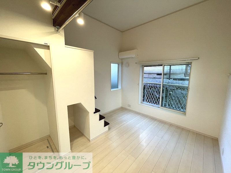 居室・リビング　白が基調の明るい室内に、梁（はり）やドアがアクセントでお洒…