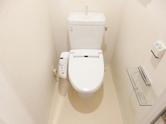 トイレ　温水洗浄便座です☆