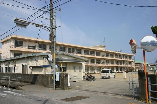 小学校　小松島市立南小松島小学校（小学校）まで585m