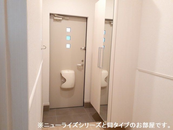 玄関　※参考写真　同建築メーカー施工の同間取完成他物件のものです。