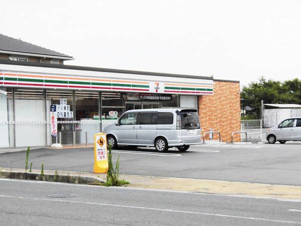コンビニ　セブンイレブン伊賀平野東町店（コンビニ）まで600m