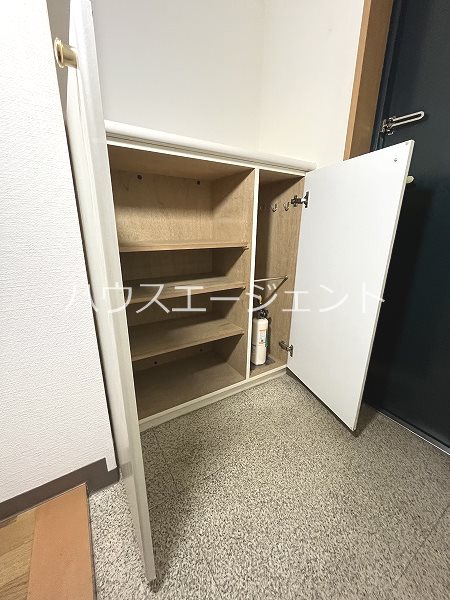 その他設備　玄関にはシューズボックスがございます。※参考画像