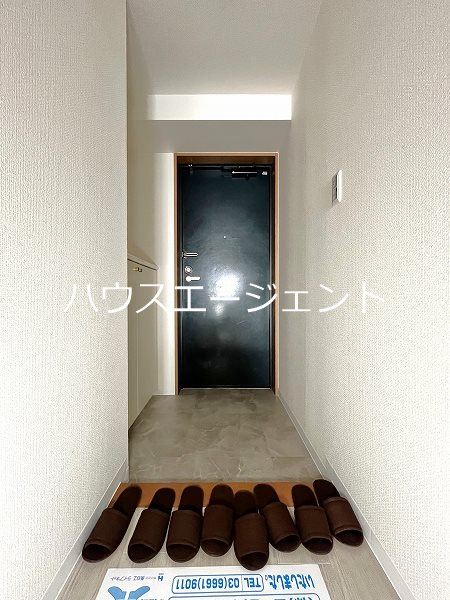 玄関　シューズボックスもあって広々とした玄関です※参考画像