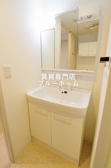 洗面設備　三面鏡洗面台あります！