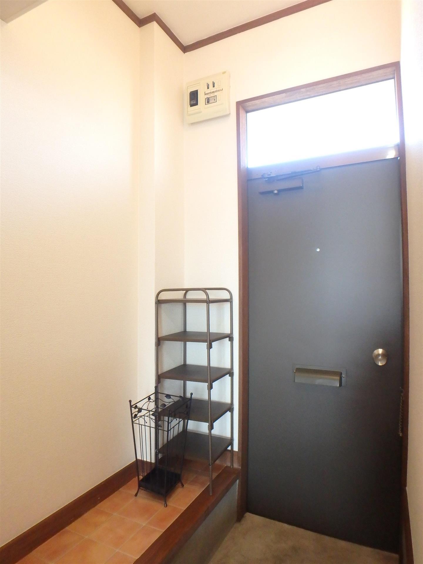 玄関　あるとありがたい傘立てと靴棚。