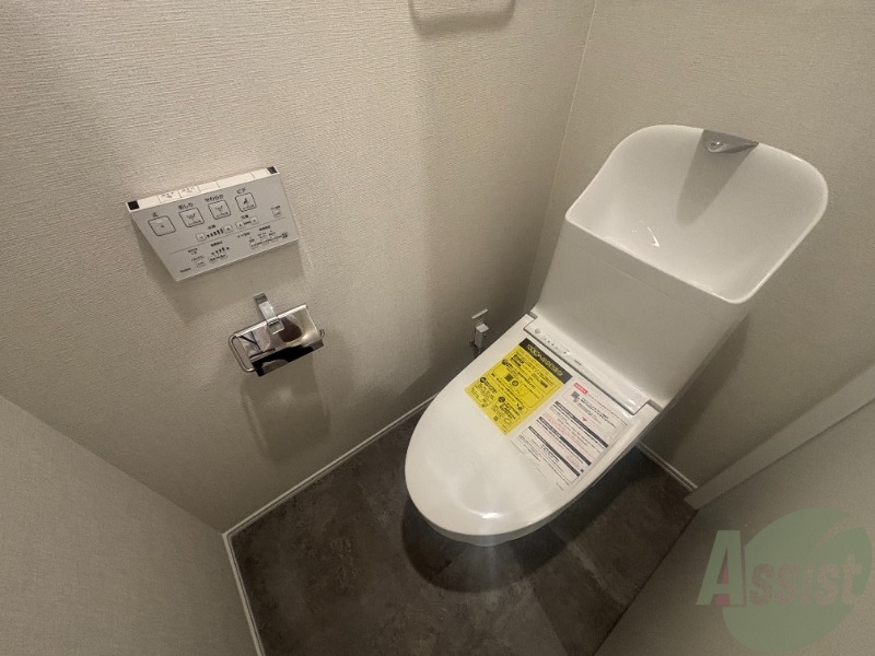 トイレ　トイレは温水洗浄便座です。シンプルな雰囲気になっています。