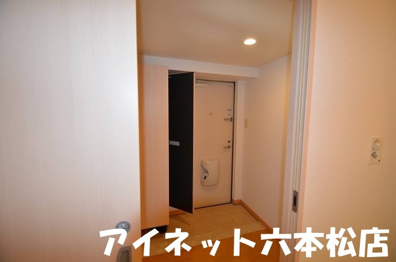 玄関　玄関も広々使えます