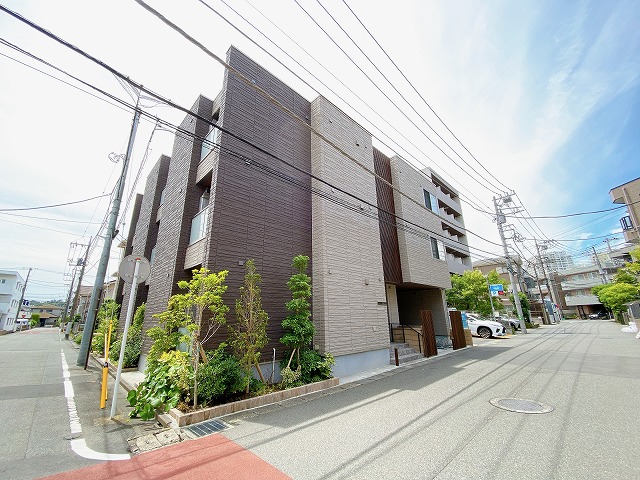 建物外観　小田急線「登戸」駅まで徒歩5分！便利な立地の3階建てのマンシ