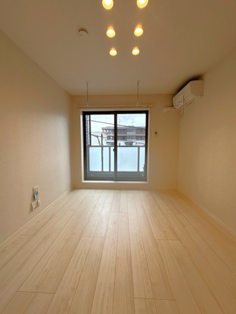 居室・リビング　東向き洋室7.4帖☆バルコニーに繋がるお部屋です！エアコン付
