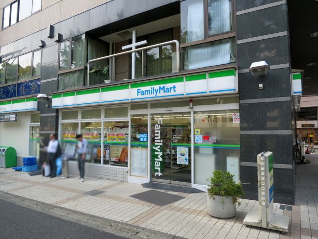 コンビニ　ファミリーマート 横浜弥生町店（コンビニ）まで111m