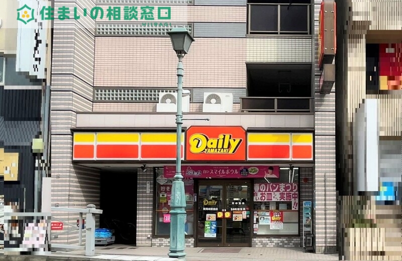コンビニ　デイリーヤマザキ東岡崎駅前店（コンビニ）まで585m