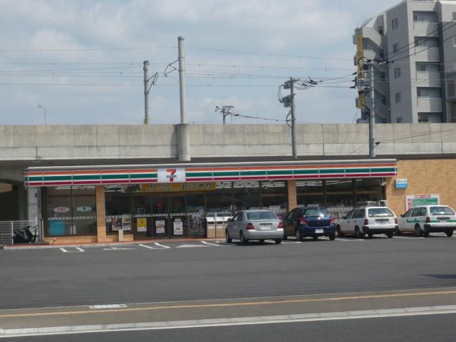 コンビニ　セブンイレブン（コンビニ）まで640m