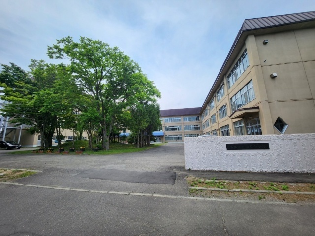 中学校　帯広市立西陵中学校（中学校）まで1679m