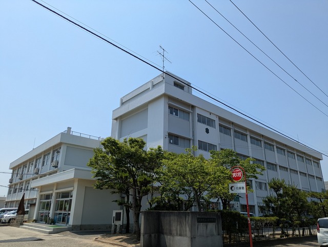 中学校　新潟市立小針中学校（中学校）まで482m