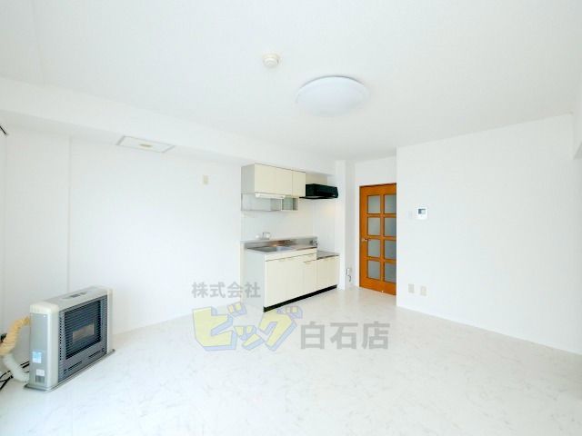 居室・リビング　白を基調とした明るいお部屋です♪