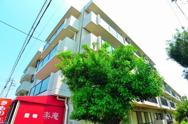 建物外観　安心の鉄筋コンクリート造♪