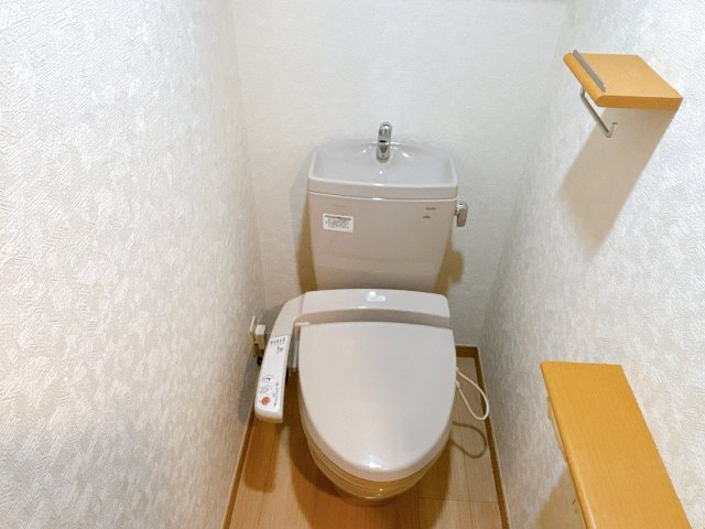 東急田園都市線 駒沢大学駅 徒歩7分 4階建 築17年のトイレ写真