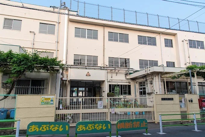 小学校　大田区立徳持小学校（小学校）まで276m