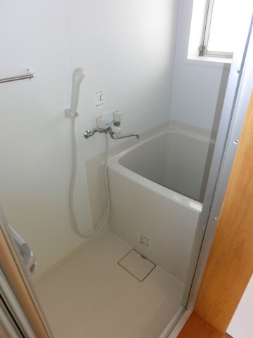 バス・シャワールーム　お風呂に窓があるので、適宜換気ができます
