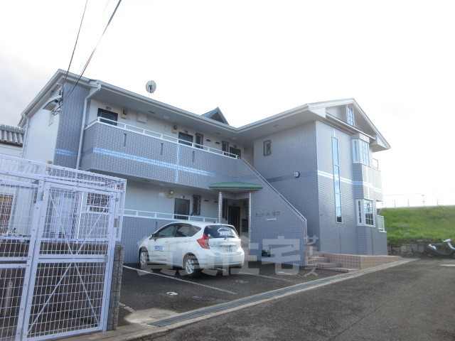ＪＲ東海道本線 茨木駅 バス乗車時間：8分 最寄りバス停で下車 徒歩10分 築32年