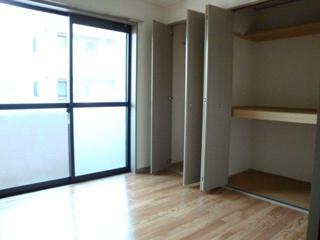 ベルメゾン菰口Aの居間写真