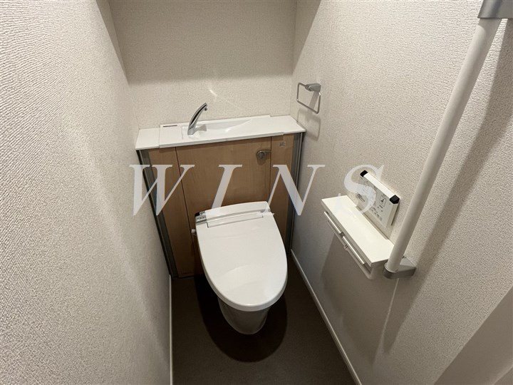小田急線 登戸駅 徒歩6分 3階建 築8年のトイレ写真