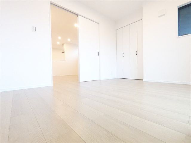 その他　リビングに面した南向きで明るい6帖の洋室