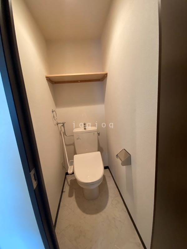 トイレ　嬉しい温水洗浄便座付きのトイレです。