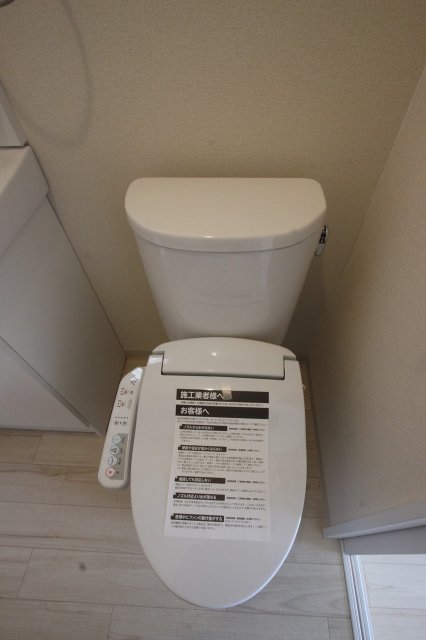 トイレ　同物件別号室のものです。