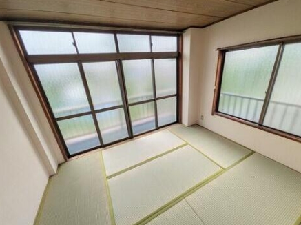 居室・リビング　最上階・角部屋で明るい室内☆