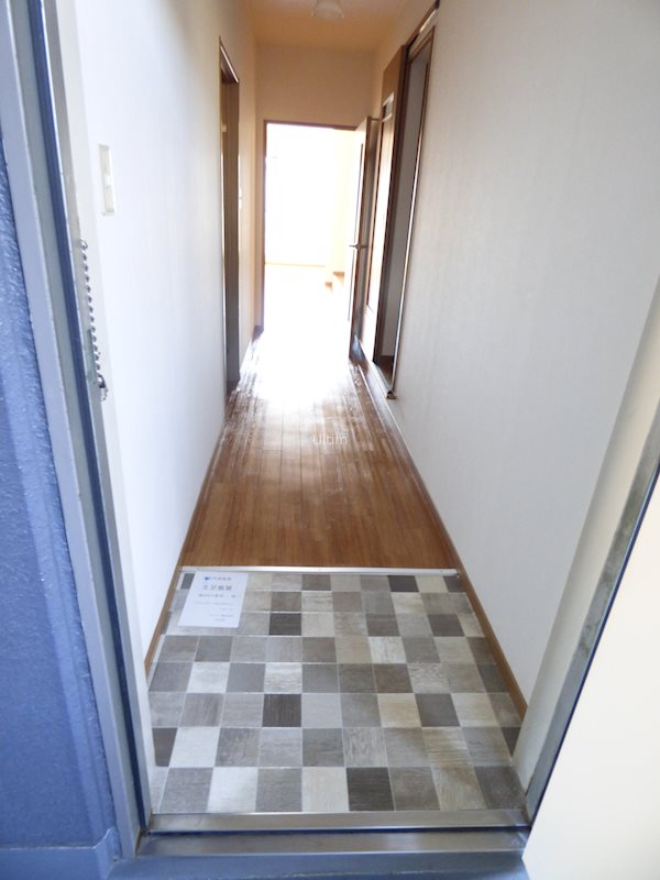玄関　別部屋のお写真です。ご参考までに！