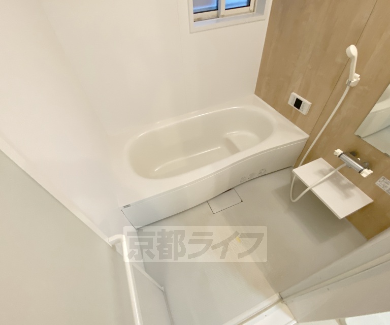 バス・シャワールーム　アクセントパネルがお洒落な浴室です。