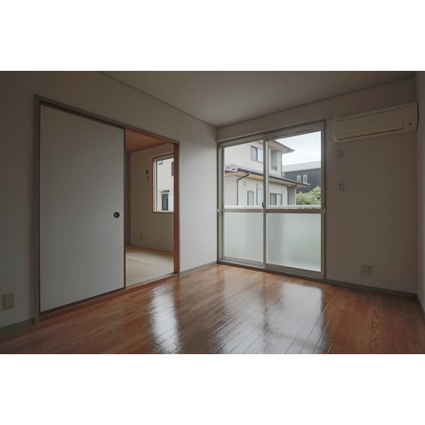 居室・リビング　同じ建物の別のお部屋