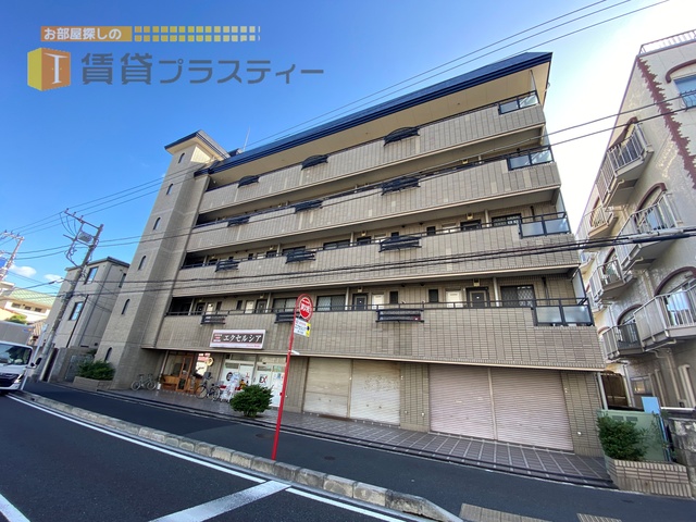 建物外観　駅まで明るい道を通って帰れる安心の立地です。