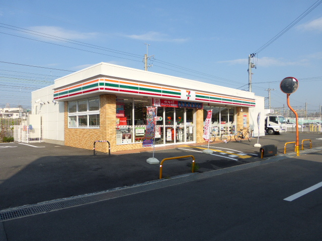 コンビニ　セブンイレブン摂津千里丘4丁目店（コンビニ）まで240m