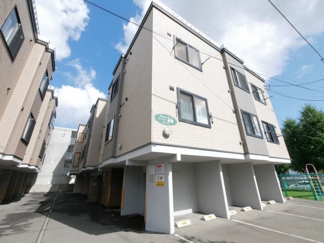 札幌市手稲区稲穂二条のアパートの建物外観