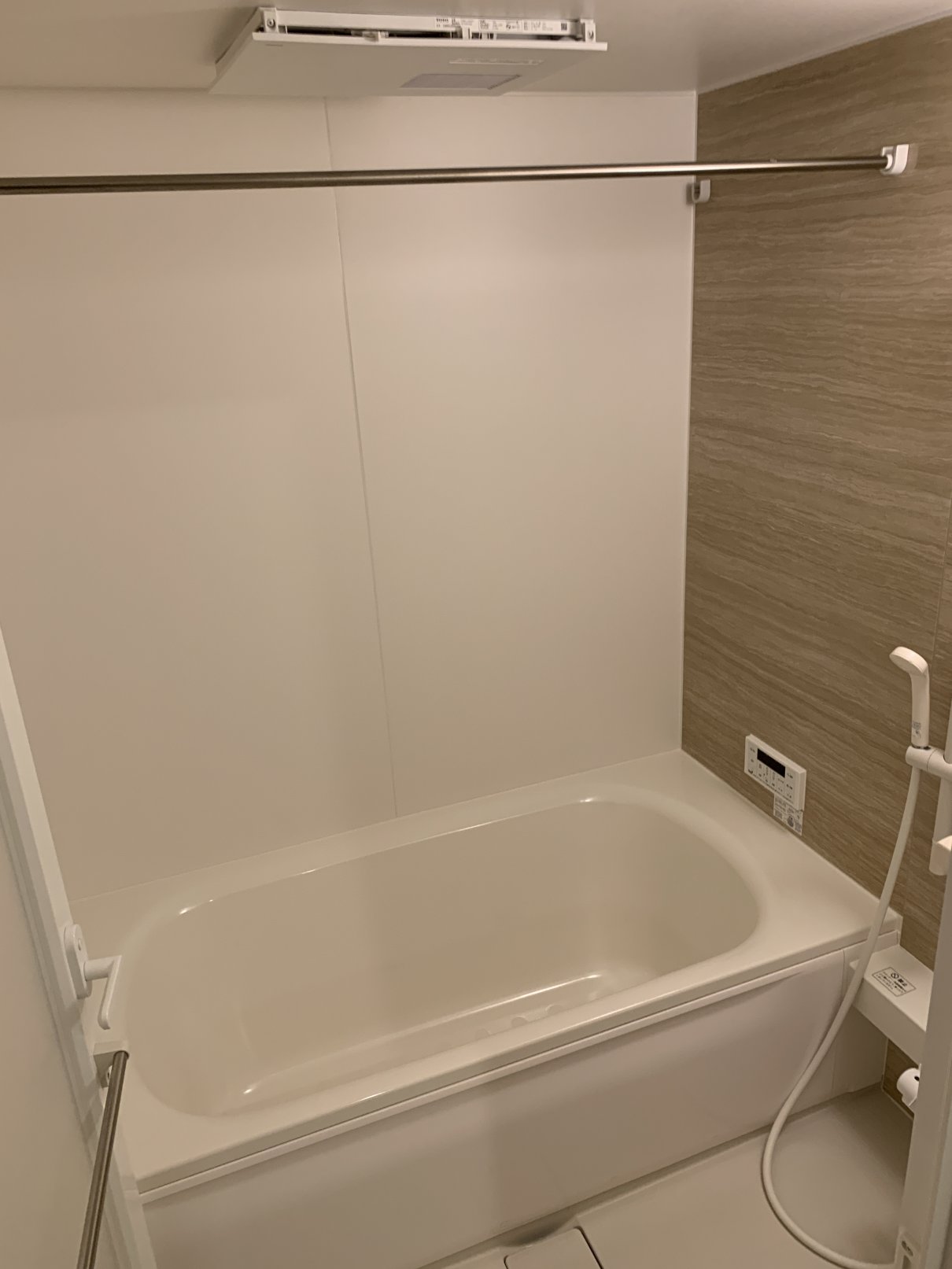 バス・シャワールーム　１坪タイプのお風呂で足をゆったり伸ばして入れま
