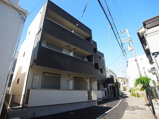 神戸市須磨区月見山本町のアパートの建物外観