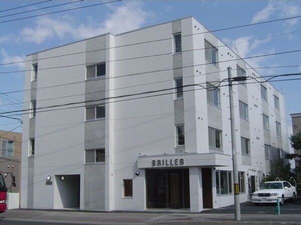北広島市新富町東のマンションの建物外観