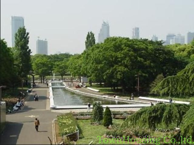 【港区西麻布のマンションの公園】